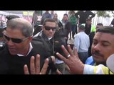 علقة سخنة لإخواني يرفع اشارة رابعه في التحرير والشرطة تنقذه