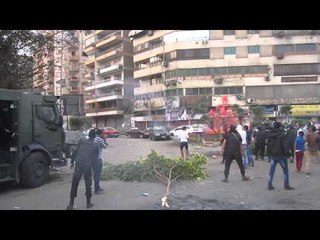 الاخوان يفرون من غازات الداخلية فى أول جمعة بعد قانون التظاهر