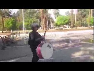 مدرعة الجيش تدهس ادوات المحظورة بعد القبض عليهم