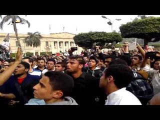 طلاب جامعة القاهرة يطردون جابر نصار ويرفعون الأحذية فى وجهه