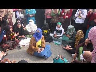 طلاب وطالبات الأزهر يقطعون الطريق للعب الكرة والغناء