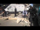 الإخوان يقطعون الطريق امام مصفحات الشرطة بالحجارة والخشب