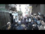 قوات الأمن تستلم عناصر الإخوان وسط هتافات مؤيدة للداخلية من أهالي المنصورة
