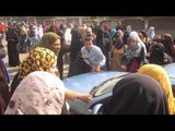 طالبات الاخوان يحطمن زجاج سيارة سيدة امام الازهر
