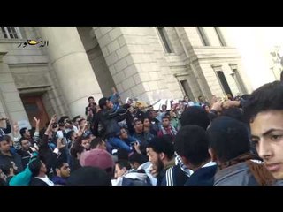 طلاب الإخوان بجامعة القاهرة يمزقون الدستور الجديد