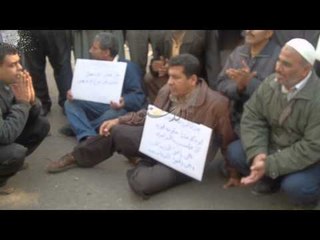 عمال مصانع الورق يقطعون الطريق أمام مجلس الوزراء