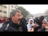 ضابط يهدئ فتاة إخوانية تم الاعتداء عليها بالأزهر 