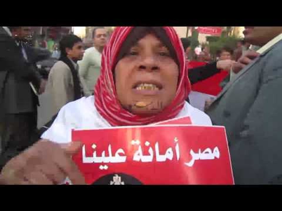 سيدة تريد مقابلة السيسي لكي تقبل بيادته