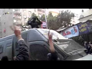 شاهد ... مسن يخاطر بحياته لتحية ضباط الداخليه