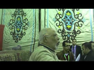 مواطن يصرخ بنعم للدستور خلال مؤتمر حكم عقلك