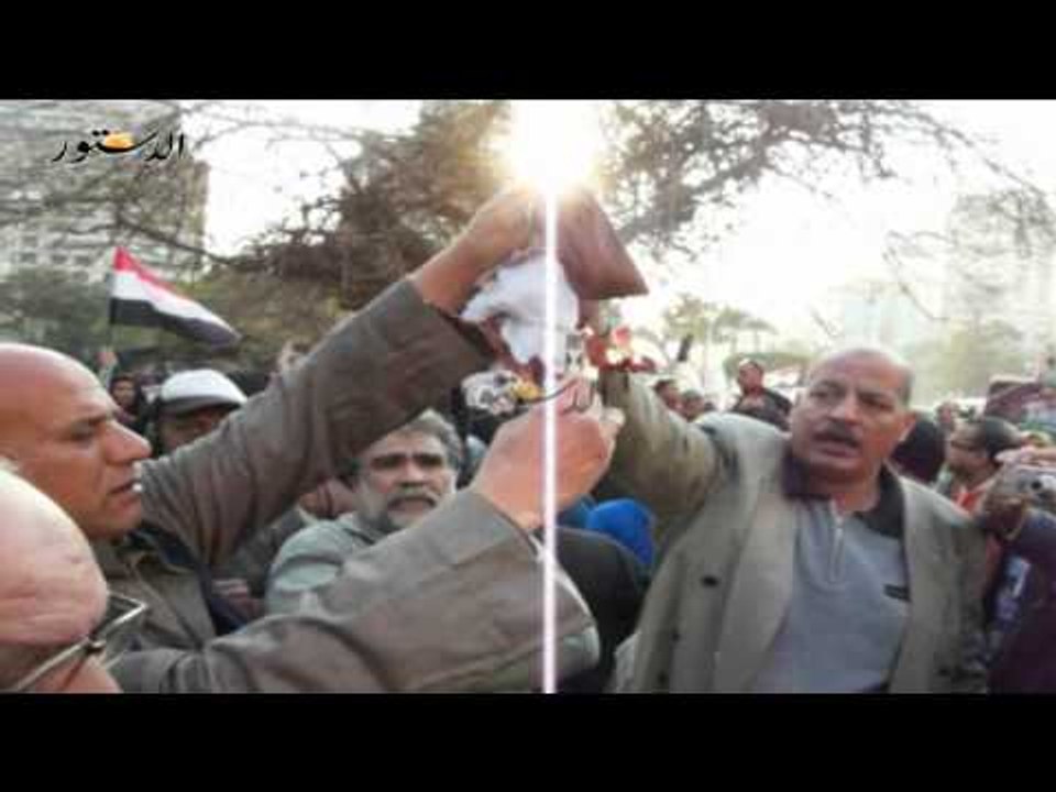 انصار عكاشة يحرقون علم قطر ويحملون صور مبارك