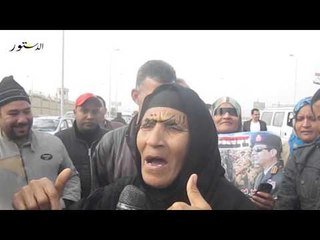 قبلات  سيدة مسنة  هدية لعساكر الأمن المركزي