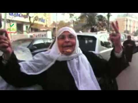 سيدة تغني يا أحلى اسم في الوجود بعد تصويتها بنعم على الدستور