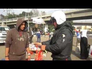 ضابط داخلية يشتري صور السيسي خلال احتفالات العباسية بعيد الشرطة