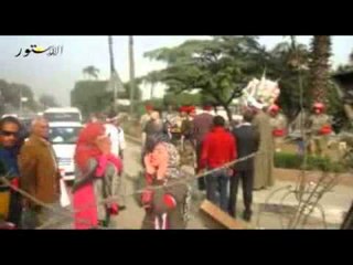 ورد  هدية للجيش أمام وزارة الدفاع