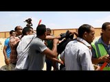 مواطنون يلقنون إخوانيًا علقة موت لرفعه إشارة رابعة بجنازة النائب العام