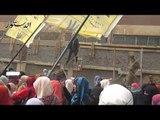 طالبات الإخوان يتسلقن الأسوار داخل جامعة الأزهر
