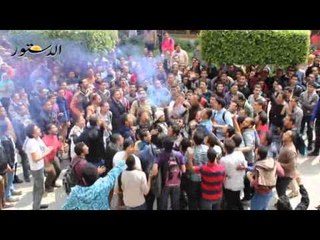 طلاب الإخوان يشعلون الشماريخ بجامعةالقاهرة ويمزقون علم أمريكا