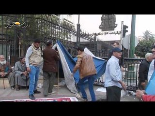 أهالى المصابيين ينصبون الخيام أمام الوزراء