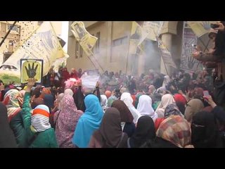 منتقبة إخوانية تشعل الشماريخ داخل الحرم الجامعي بالأزهر