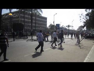 طلاب الاخوان يغلقون طريق النهضة بالاسلاك الشائكة خوفا من الداخلية