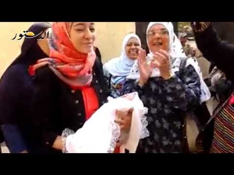 سيدات يحتفلن بــ سبوع مولود امام لجنة للأنتخابات بالزقازيق