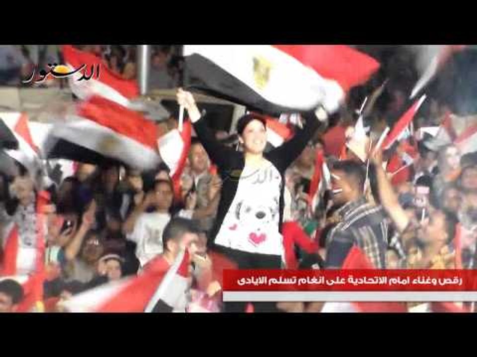 رقص وغناء امام الاتحادية على انغام تسلم الايادى
