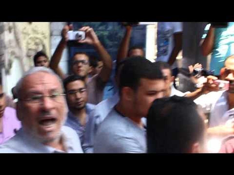 اخوان يفسدون وقفة تتضامن مع غزة امام  نقابة الصحفيين برفع اشارة رابعة