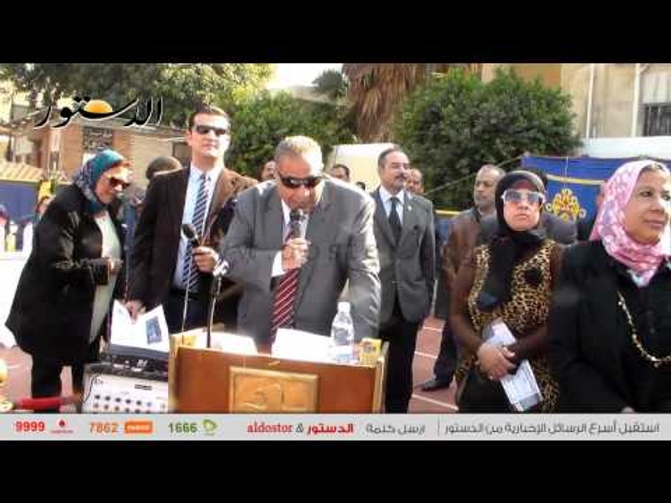 وليد الفيومي يسلم درع نقابة الاجتماعيين لذوي ال...