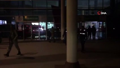 - Kavga ettiği gençleri boğazından bıçakladı