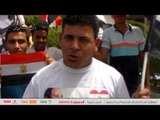 متظاهر يطالب الموظفين بوقف المظاهرات الفئوية