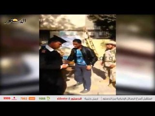 الأمن يساعد ناخب مسن للإدلاء بصوته في السيدة زينب