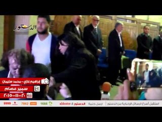 شاهد.. تعثر رجاء الجداوي على سلالم "عمر مكرم" في عزاء مديحة سالم