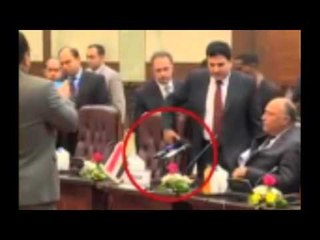 وزير الخارجية يزيل ميكروفون فضائية الجزيرة من أمامه