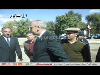 مدير أمن الوادي الجديد يهدي المحافظ ميدالية الشرطة