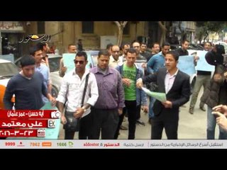 أوائل الخريجين يحرقون شهادهم أمام الوزراء