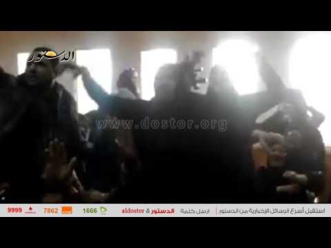 فرح أهالي سائق الدرب الأحمر أثناء النطق بالحكم على رقيب الشرطة المتهم بقتله