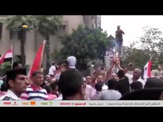 مواطنون يستفزون "الصحفيين" بالرقص وحرق الجرائد