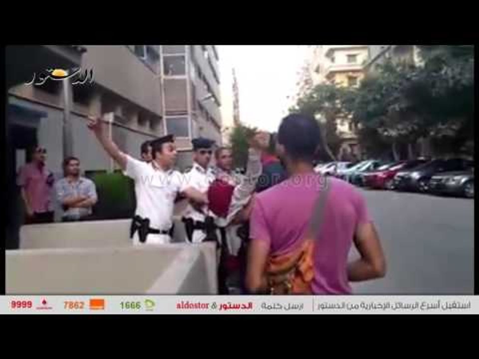 أحد المشاركين في "وقفة قدامى الخريجيين" يُسعف سيدة مغمى عليها