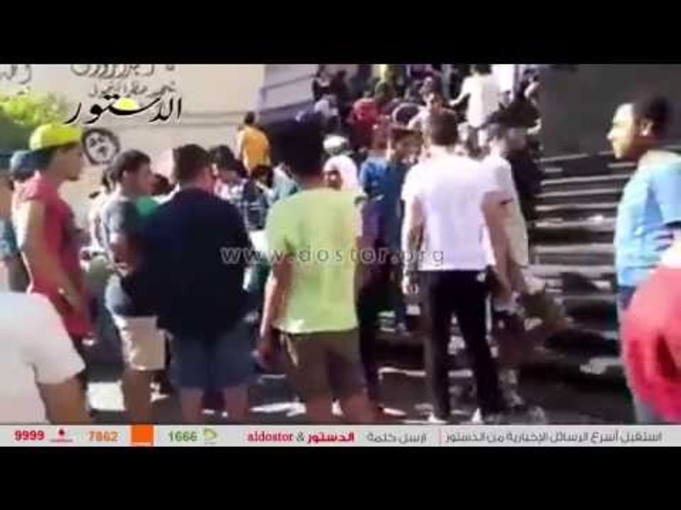 طلاب الثانوية ينظفون سلالم نقابة الصحفيين خلال وقفتهم الاحتجاجية