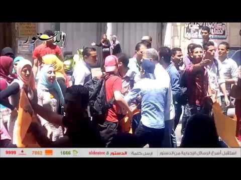 خريجو معاهد التمريض يقطعون شارع قصر العيني