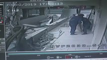 Yıkım Yapılan Eski Hastane Binasının Çökme Anı Güvenlik Kamerasınca Kaydedildi