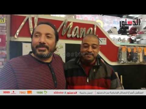 بائع أحذية يهدي علي الحجار حذاء: مش هاخد فلوس