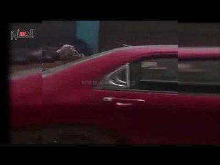 الدستور |  سيدة تبحث عن الطعام داخل صناديق القمامة بجوار مبنى محافظة أسوان