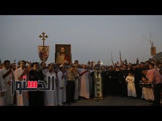 الدستور |  الآلاف يشاركون في احتفالات "العدرا" في جبل درنكة بأسيوط