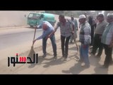 الدستور | رئيس مدينة المحلة يكنس رصيف الشارع بـ«المقشة»