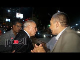 الدستور |  مواطن يقبل يد «الزند»: «عليَّ الطلاق الشعب بيحبك»