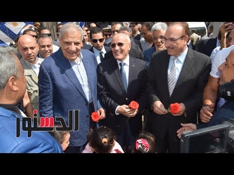 الدستور | أهالي بني سويف يستقبلون «محلب والعصار» بالزغاريد