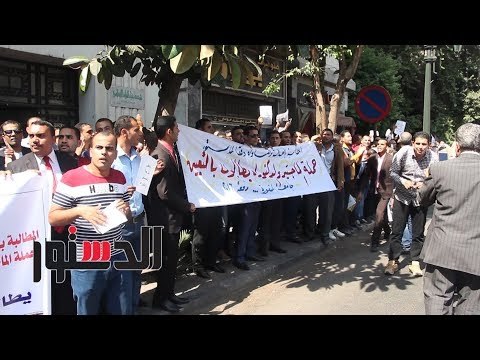 الدستور | حملة الماجستير والدكتوراه يستغيثون بـ«السيسي» أمام مجلس الشعب