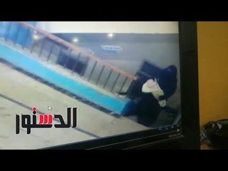 الدستور | «قسوة أم».. تركت طفلها الرضيع على سلم العمارة وفرت هاربة